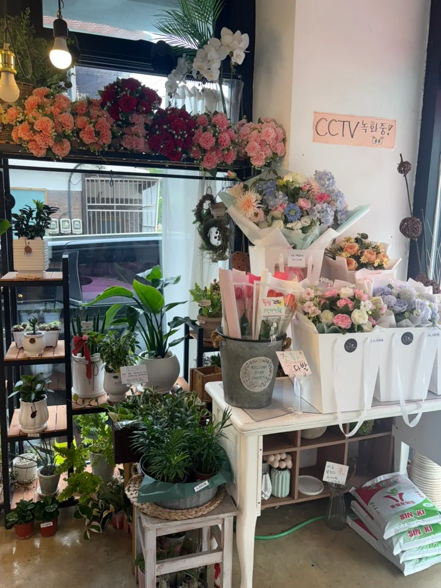 Artificial flower bouquets that look like fresh flowers, and potted plants