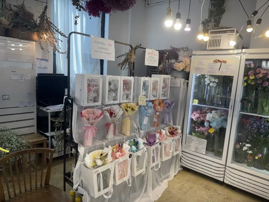 Fresh flower bouquets displayed in different sizes