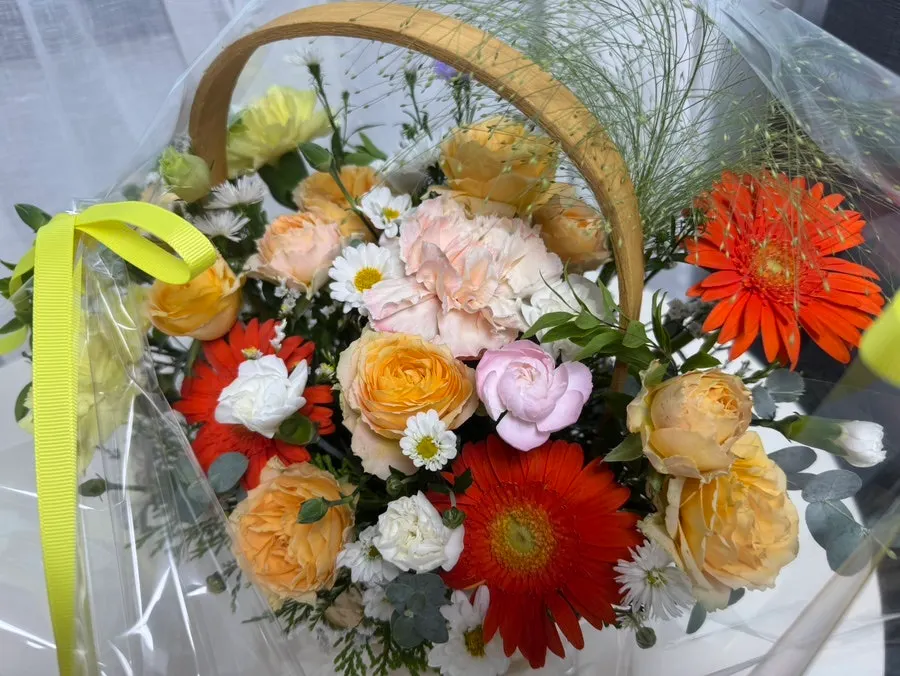 The flower basket set in the home, changing the room's mood