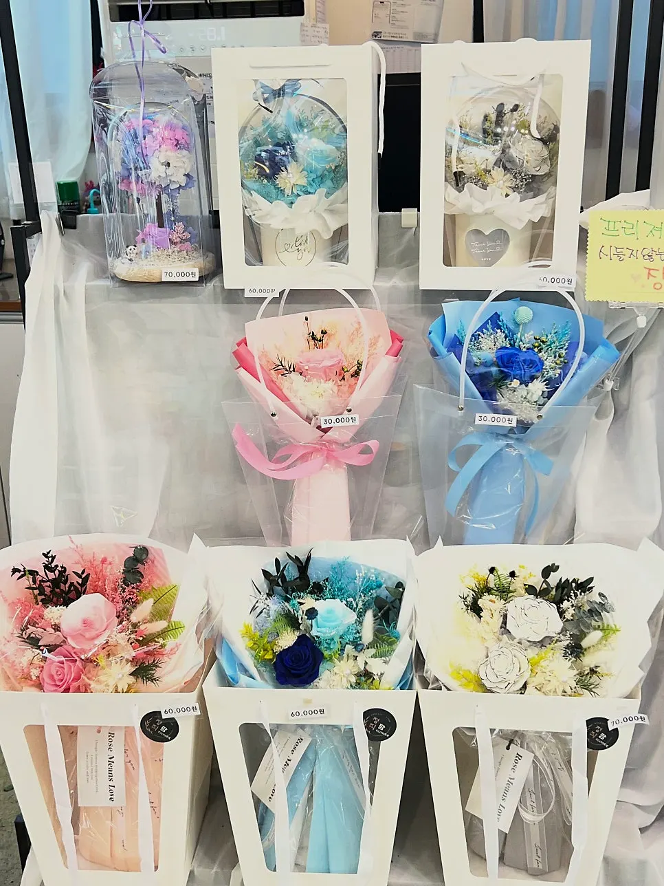 Display shelf of long-lasting preserved flowers