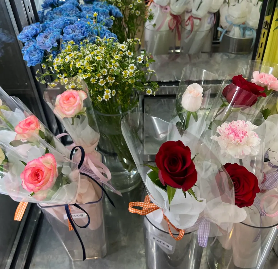 Gift-sized flower wraps of one or two stems