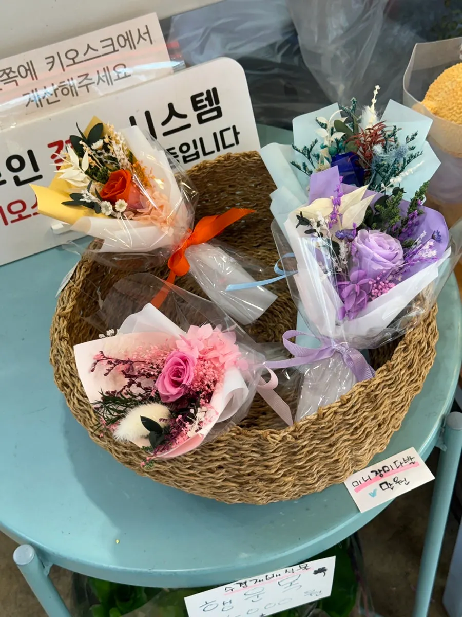 다양한 종류의 완성 꽃다발 진열 모습