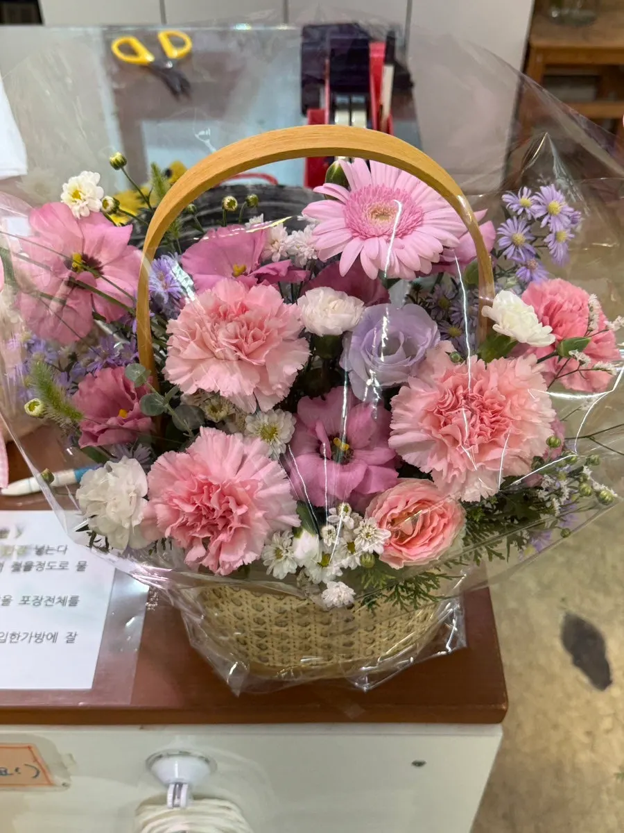 카네이션과 장미가 들어간 분홍 꽃바구니