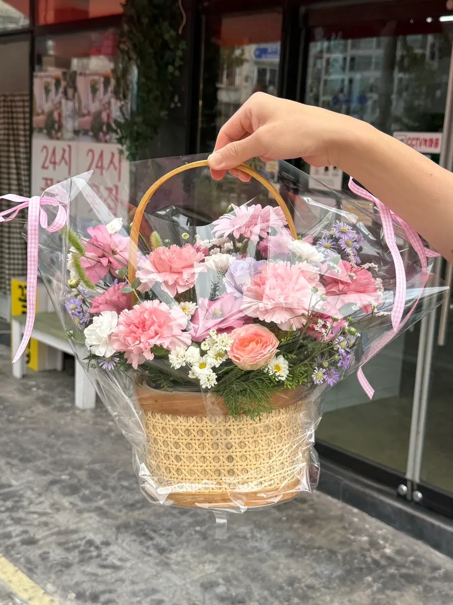 은은한 분홍 색감의 첫인사 꽃바구니