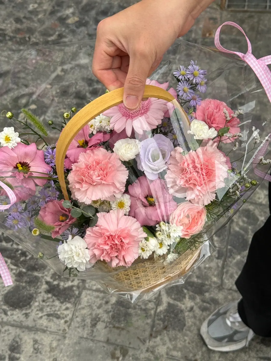 서비스 꽃까지 더해 풍성해진 꽃바구니