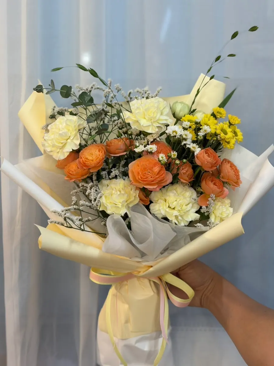 Birthday bouquet mixing yellow and peach
