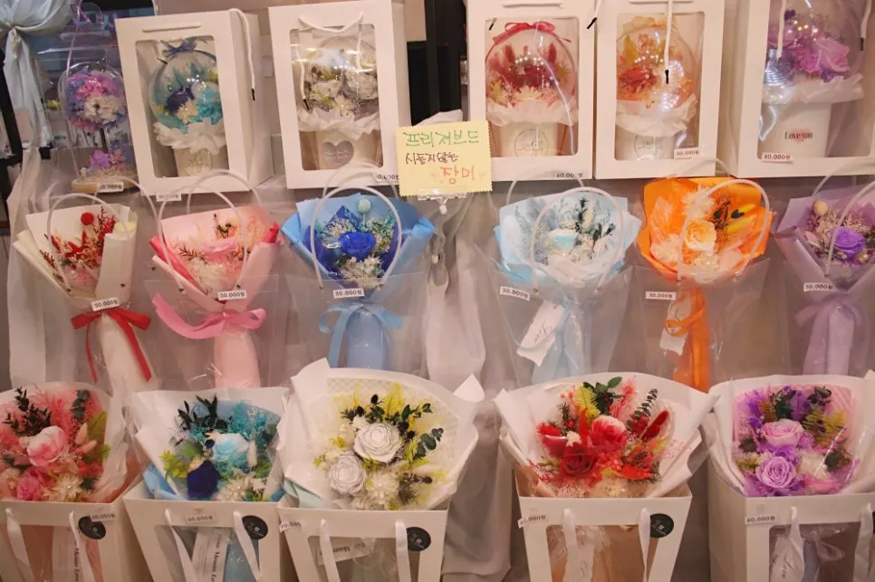 Preserved bouquet set with a paper gift bag