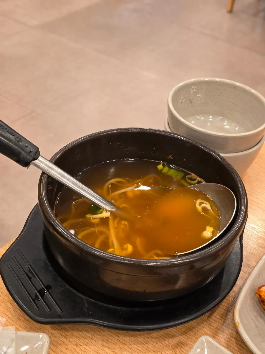 Order of extra-large front trotter jokbal and platter makguksu