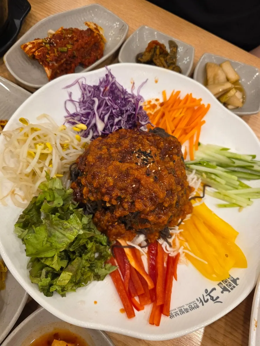 Front trotter jokbal served with kimchi