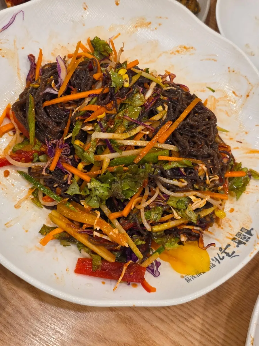 Platter makguksu with seven kinds of vegetables