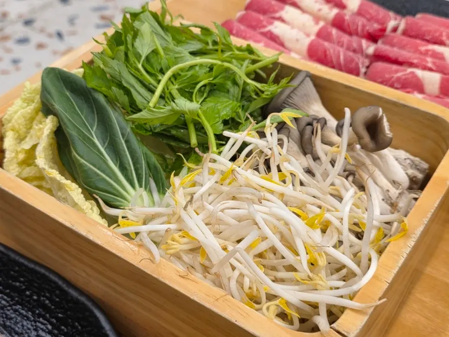 Basic set-up for the beef shabu kalguksu