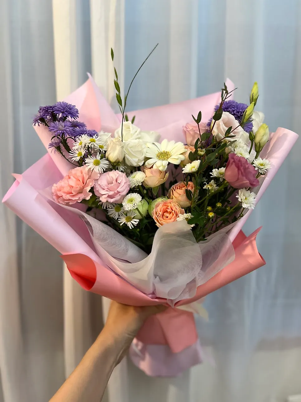 피치와 연핑크 꽃이 섞인 M사이즈 생일 꽃다발