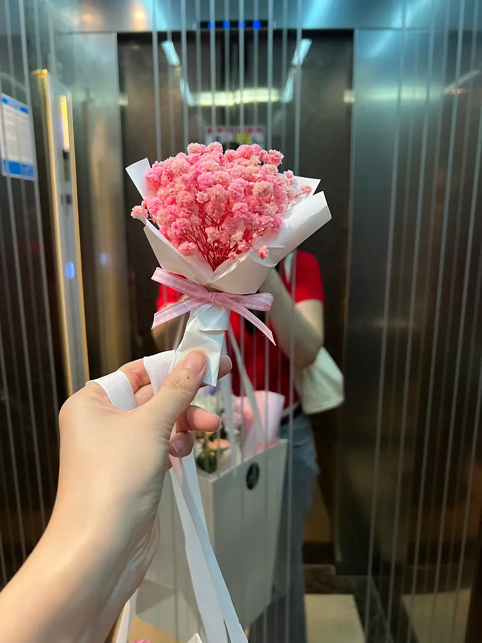 서비스로 받은 손바닥 크기 미니 꽃다발