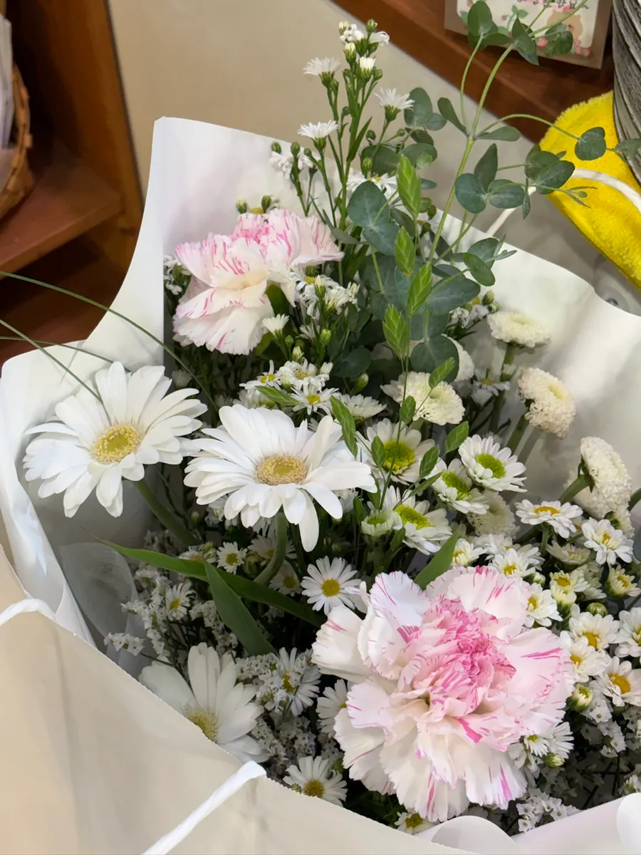 Shop flower display that changes with the season
