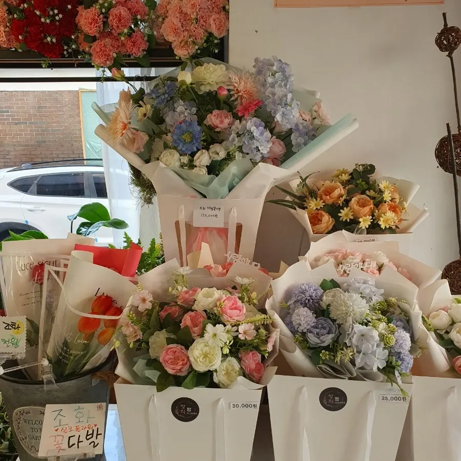 꽃장고와 진열대가 보이는 무인 꽃집 내부