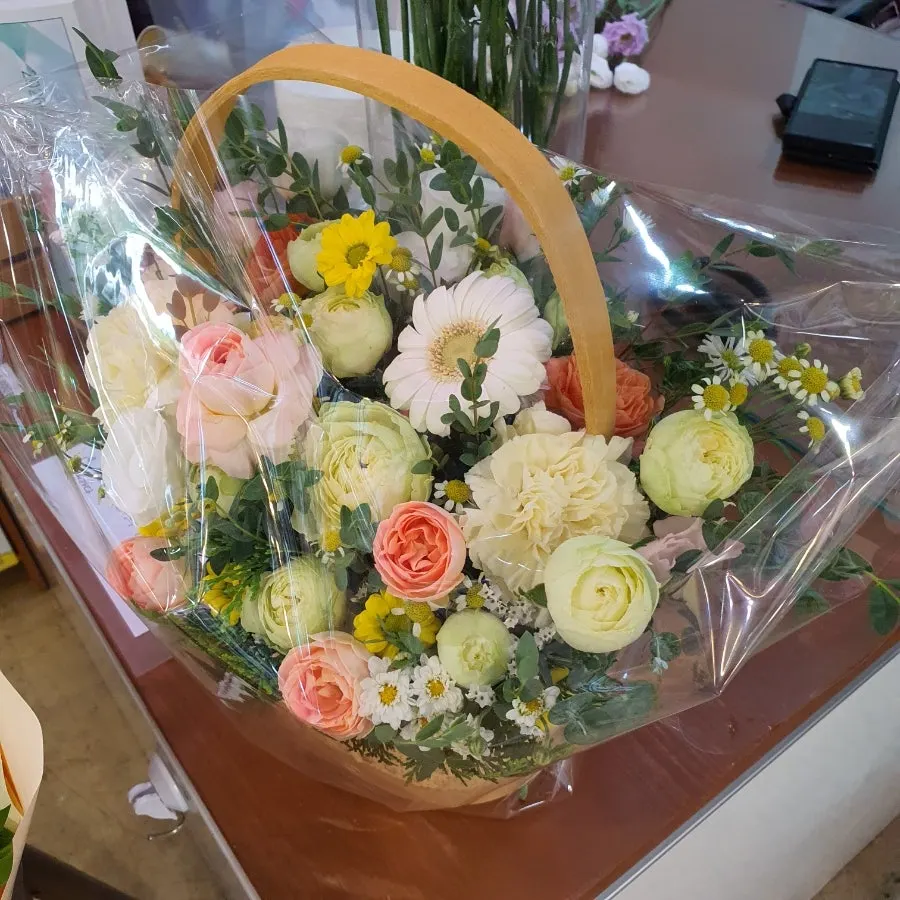리본 디테일이 보이는 선물용 꽃바구니