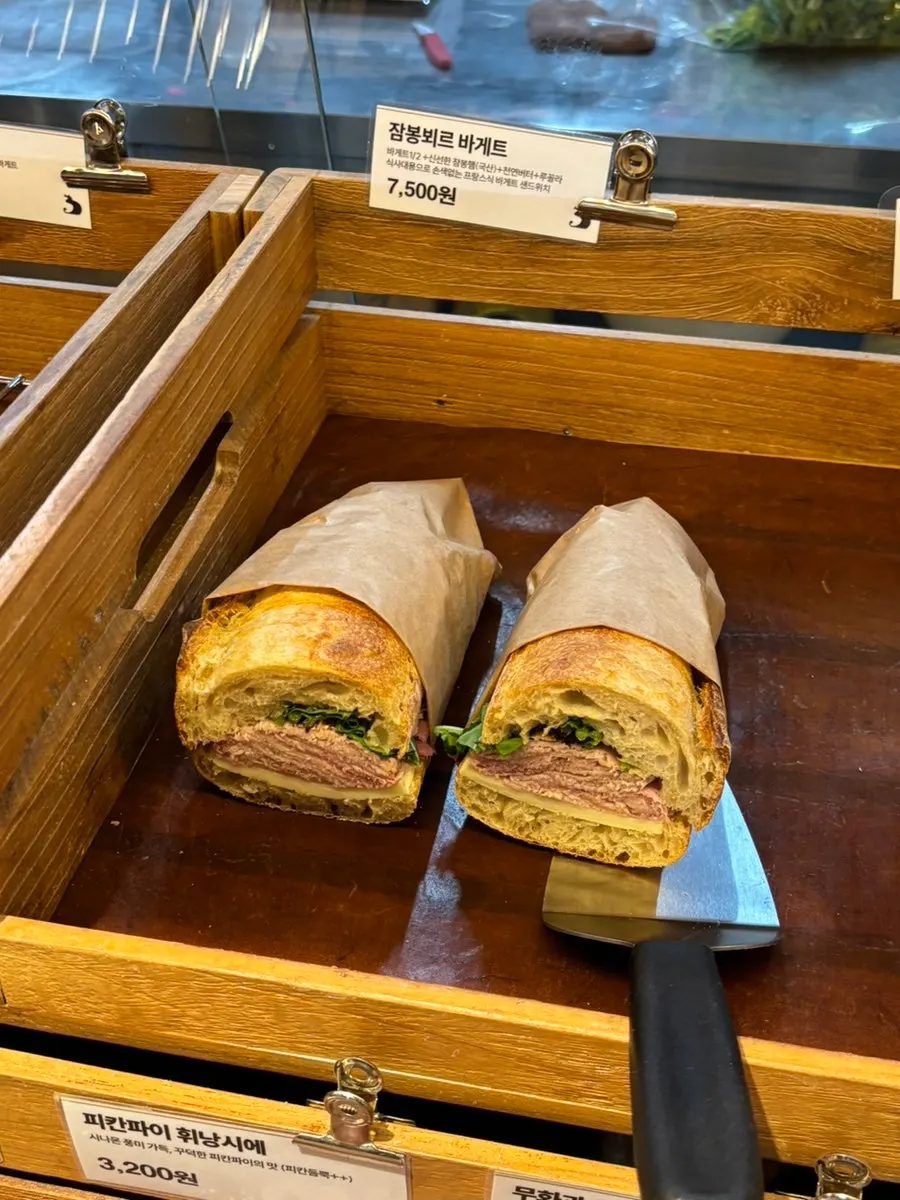 잠봉뵈르 바게트 샌드위치 진열