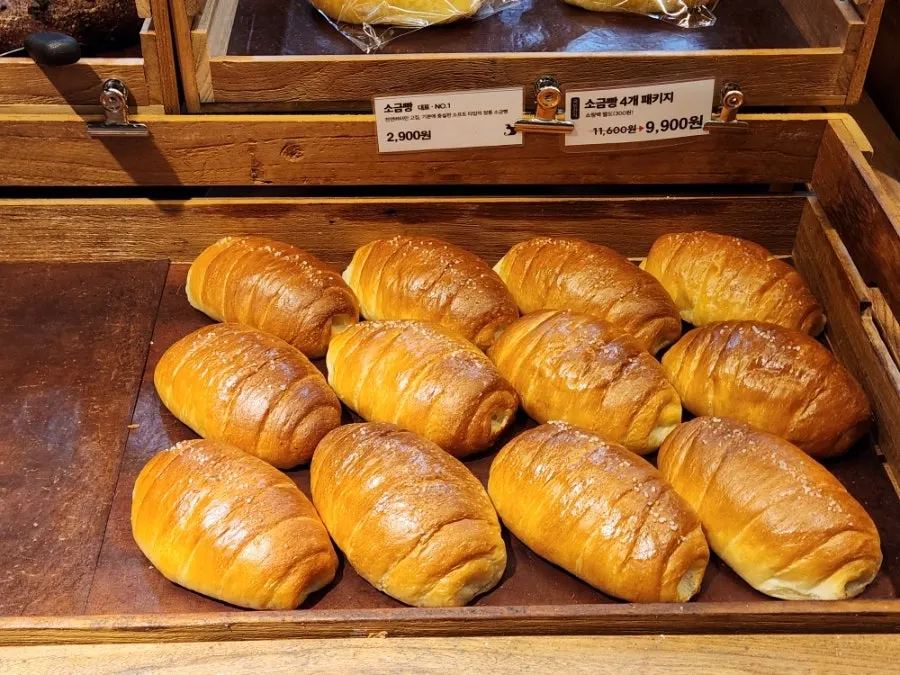 Bread display case with salt bread
