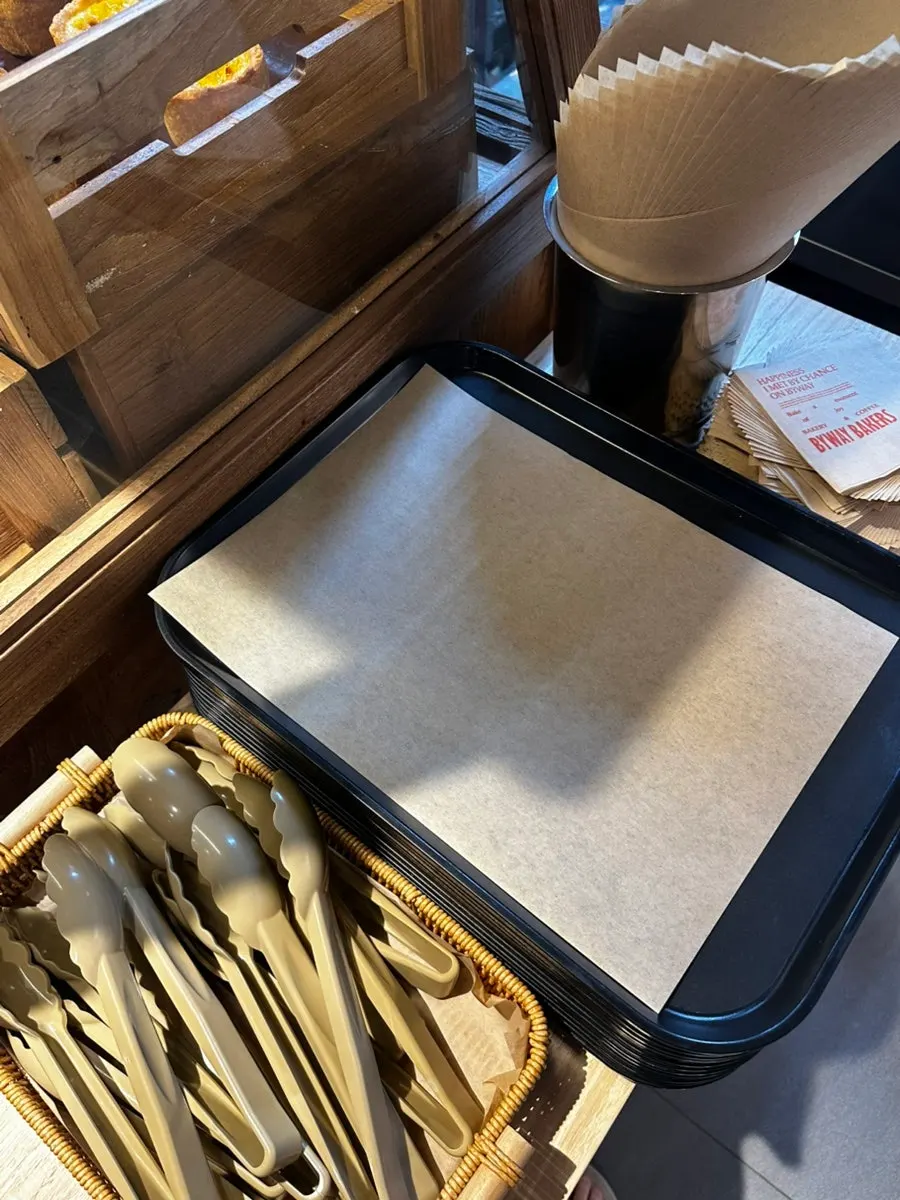 Bakery display shelf with salt bread