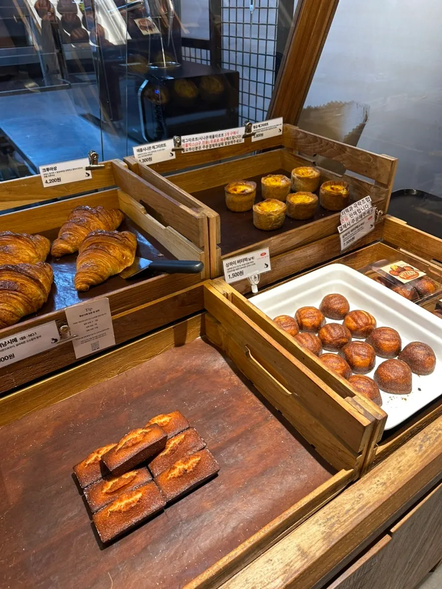 Display shelf with a variety of breads