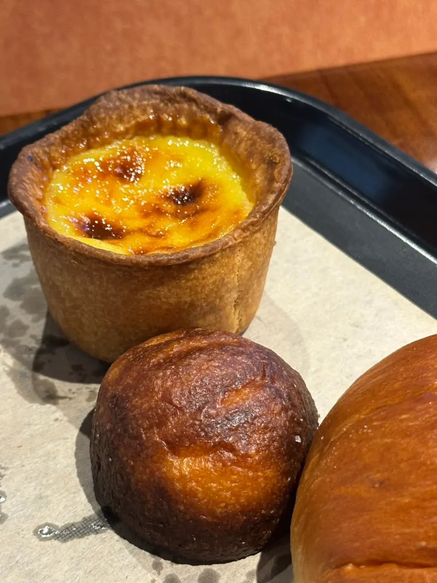 Cross-section of an egg tart packed with yellow filling