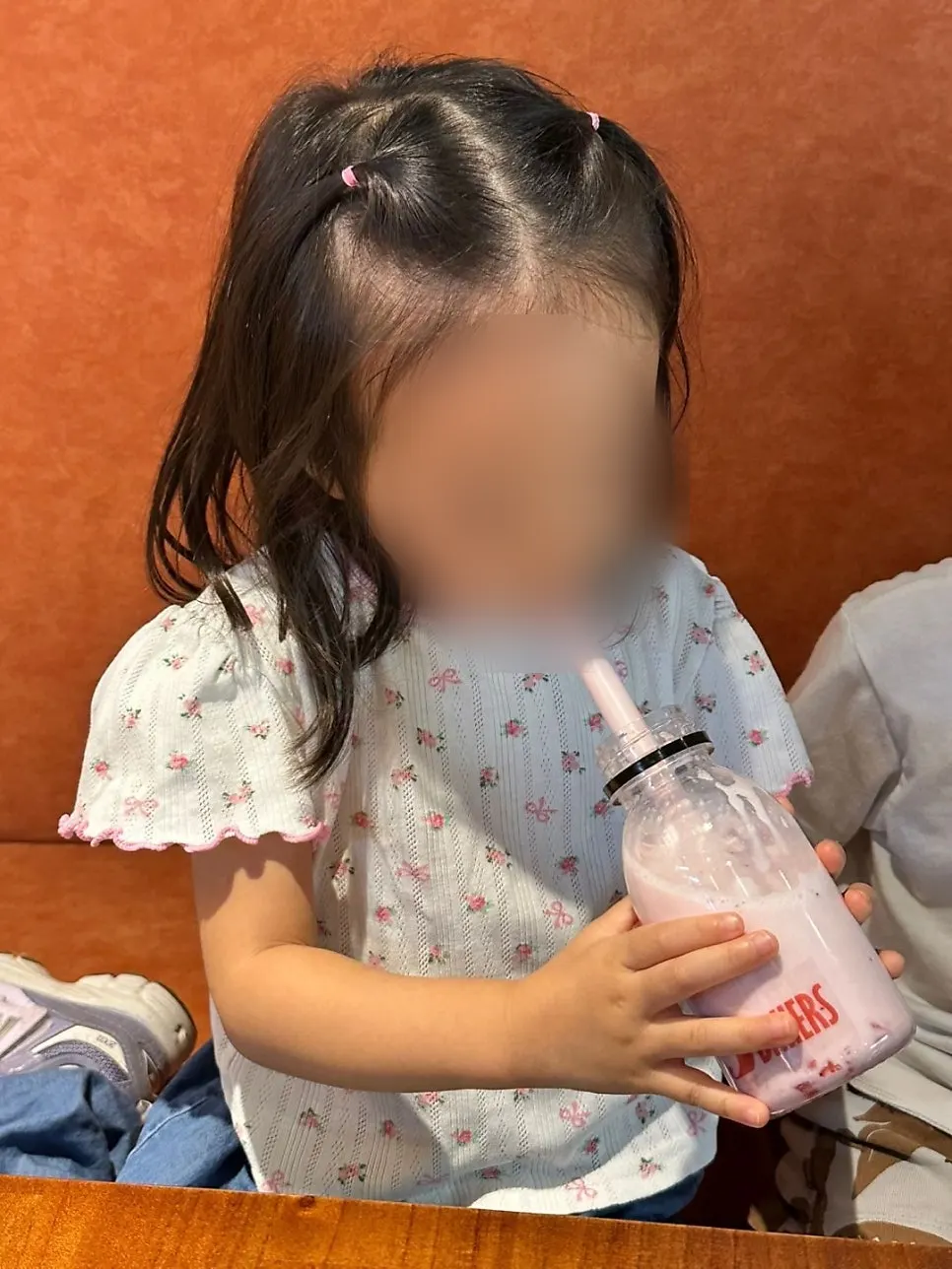 로고가 새겨진 컵에 담긴 아메리카노와 딸기라떼