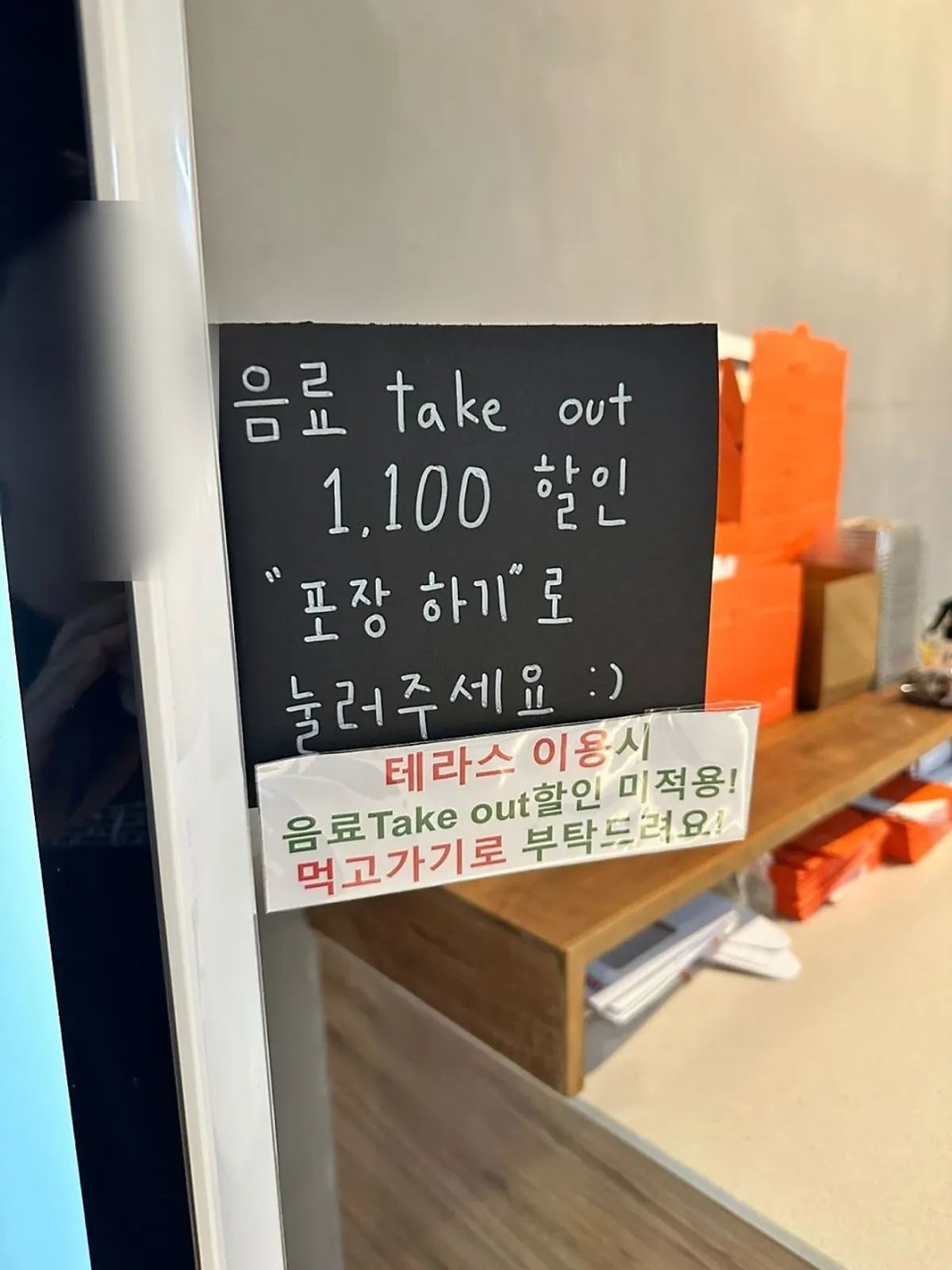 다양한 맛의 휘낭시에가 놓인 매장 진열대