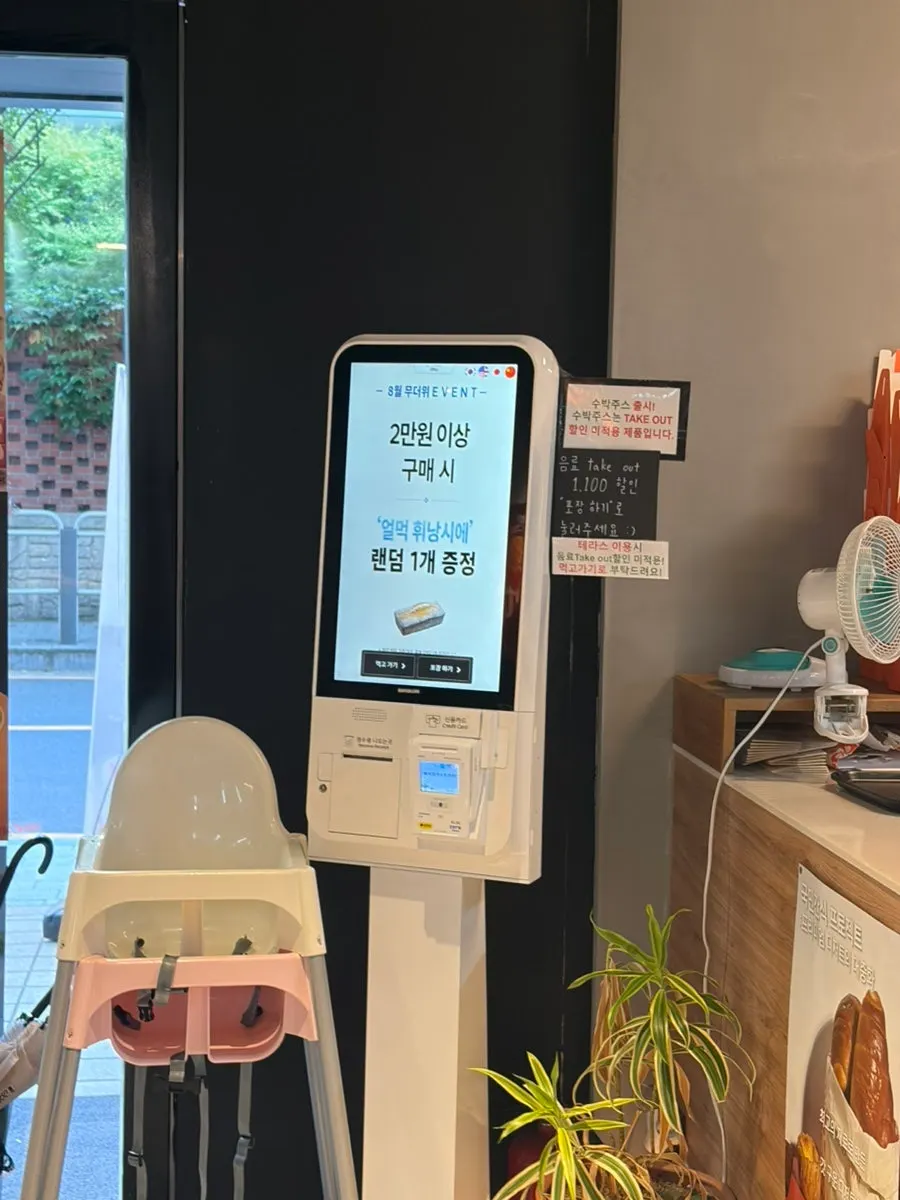 단체석이 있는 카페 좌석 공간