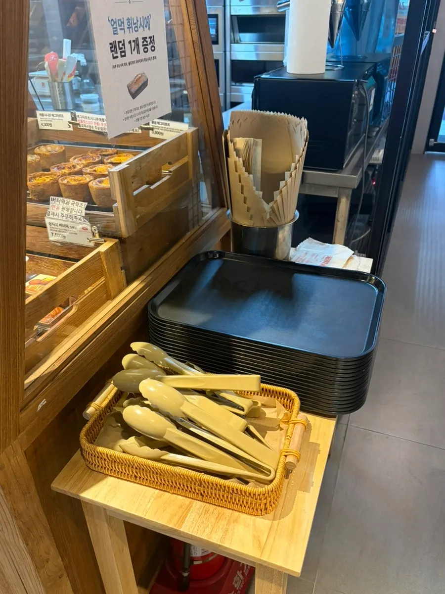 발산역 베이커리 디저트 쇼케이스