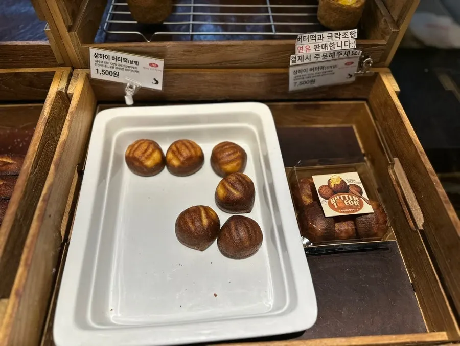 Financier case displaying a variety of flavors