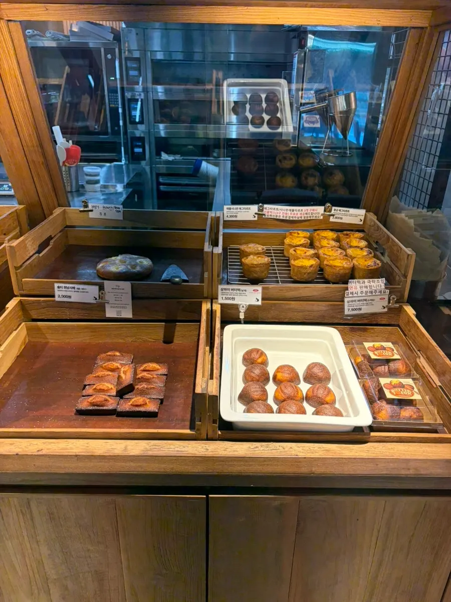 Choosing baked goods with a tray at the display case