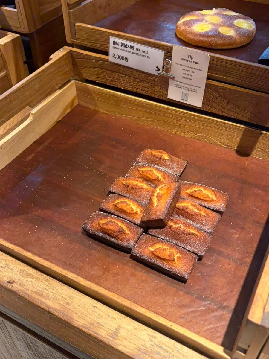 A wide variety of financiers on display