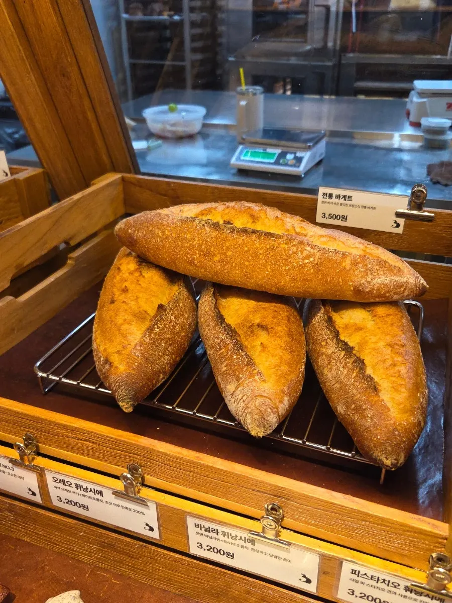 맛별로 놓인 휘낭시에 진열