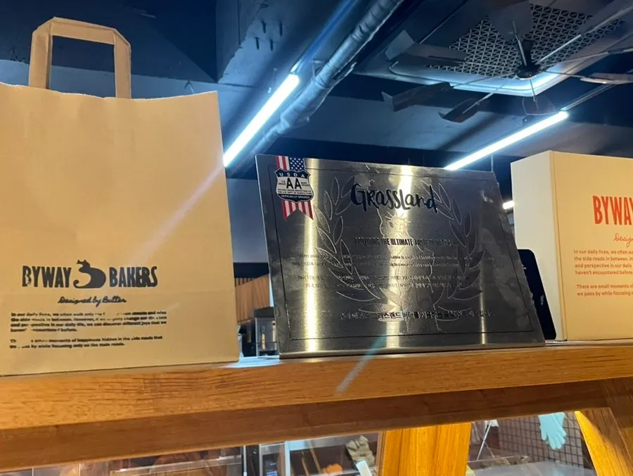 Sign about free cake insulated bag and reservation info