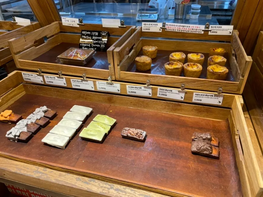 Display shelf with various types of bread