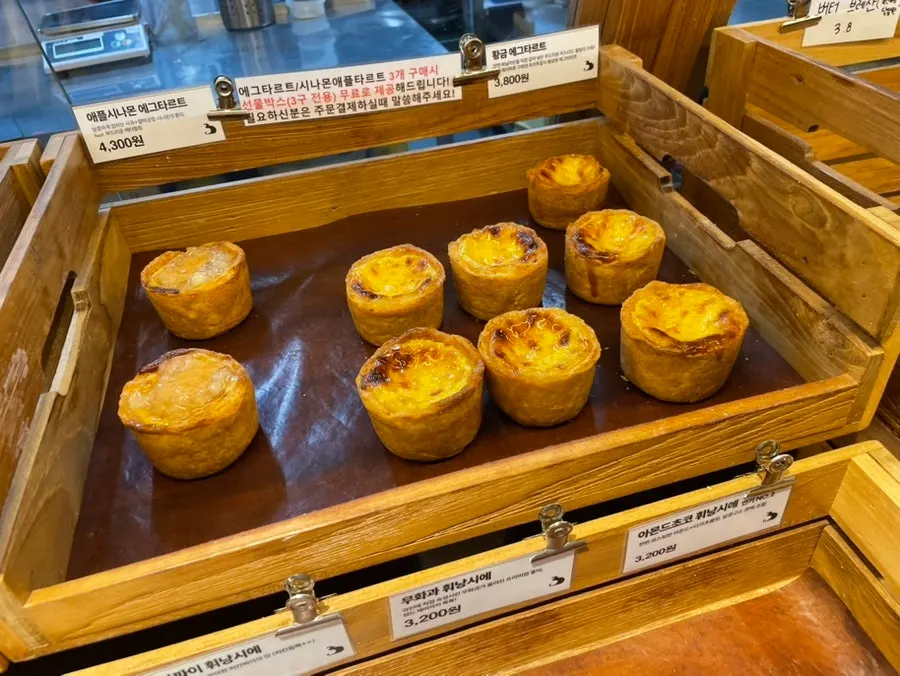 Display shelf with tarts
