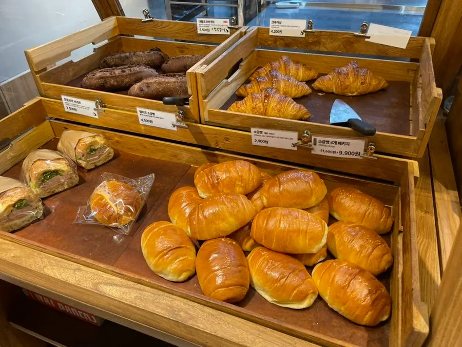Display shelf with baguettes and meal breads