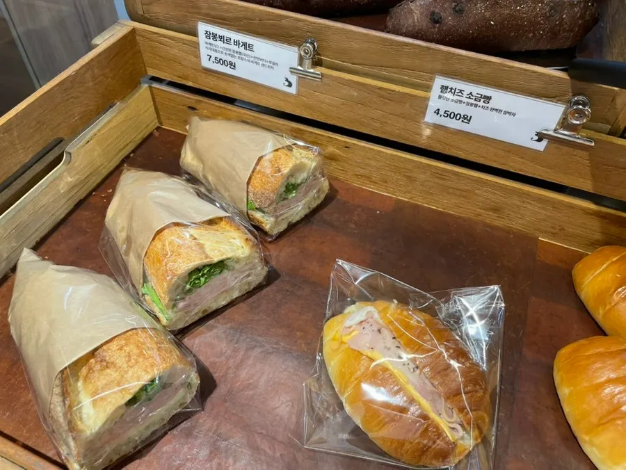 Financiers displayed by variety