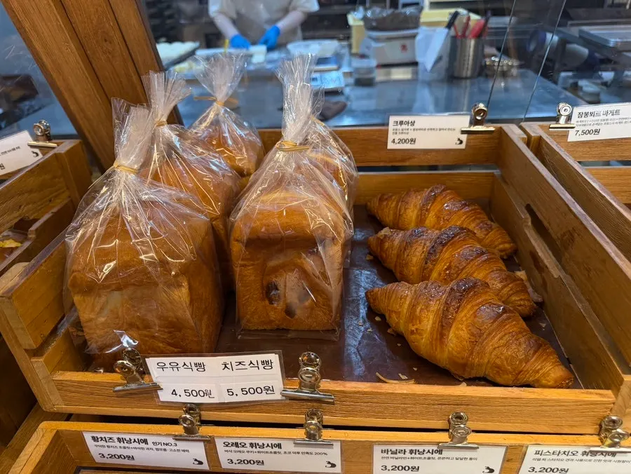 소금빵이 진열된 베이커리 매대