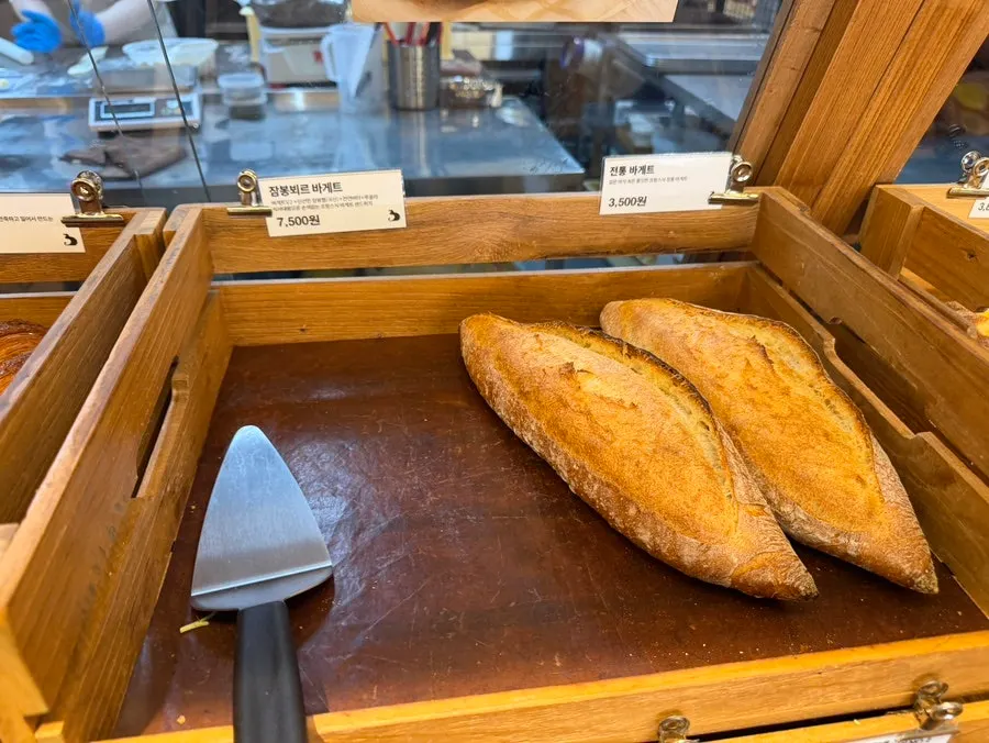 소금빵 샌드위치 진열 모습