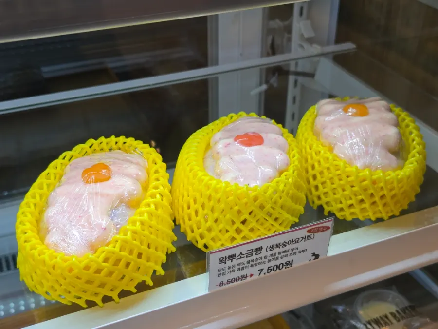 Wakppu salt bread packaged to look like a peach
