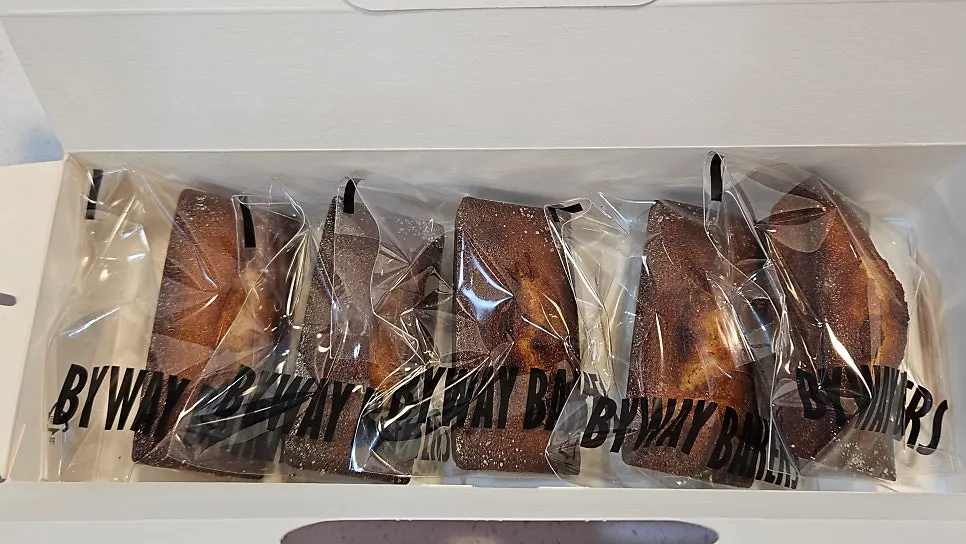 Fresh blueberry yogurt wakppu salt bread in a purple net