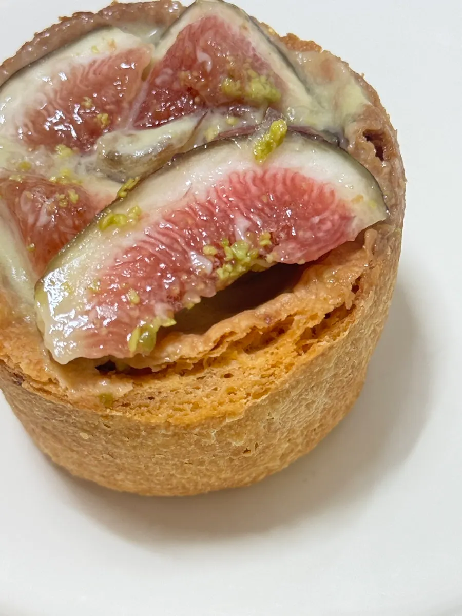 Cross-section of the large fig egg tart