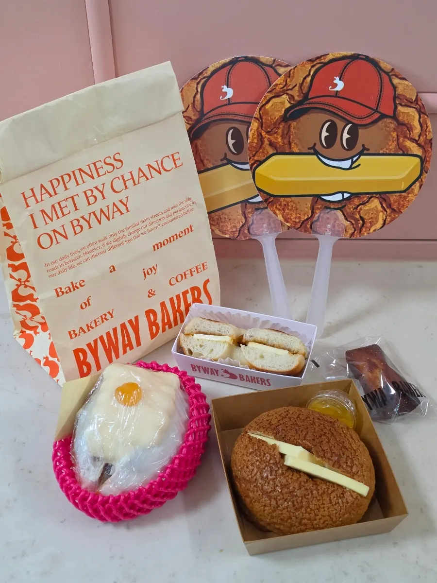 The four breads packed to go, shopping bag, and character fan