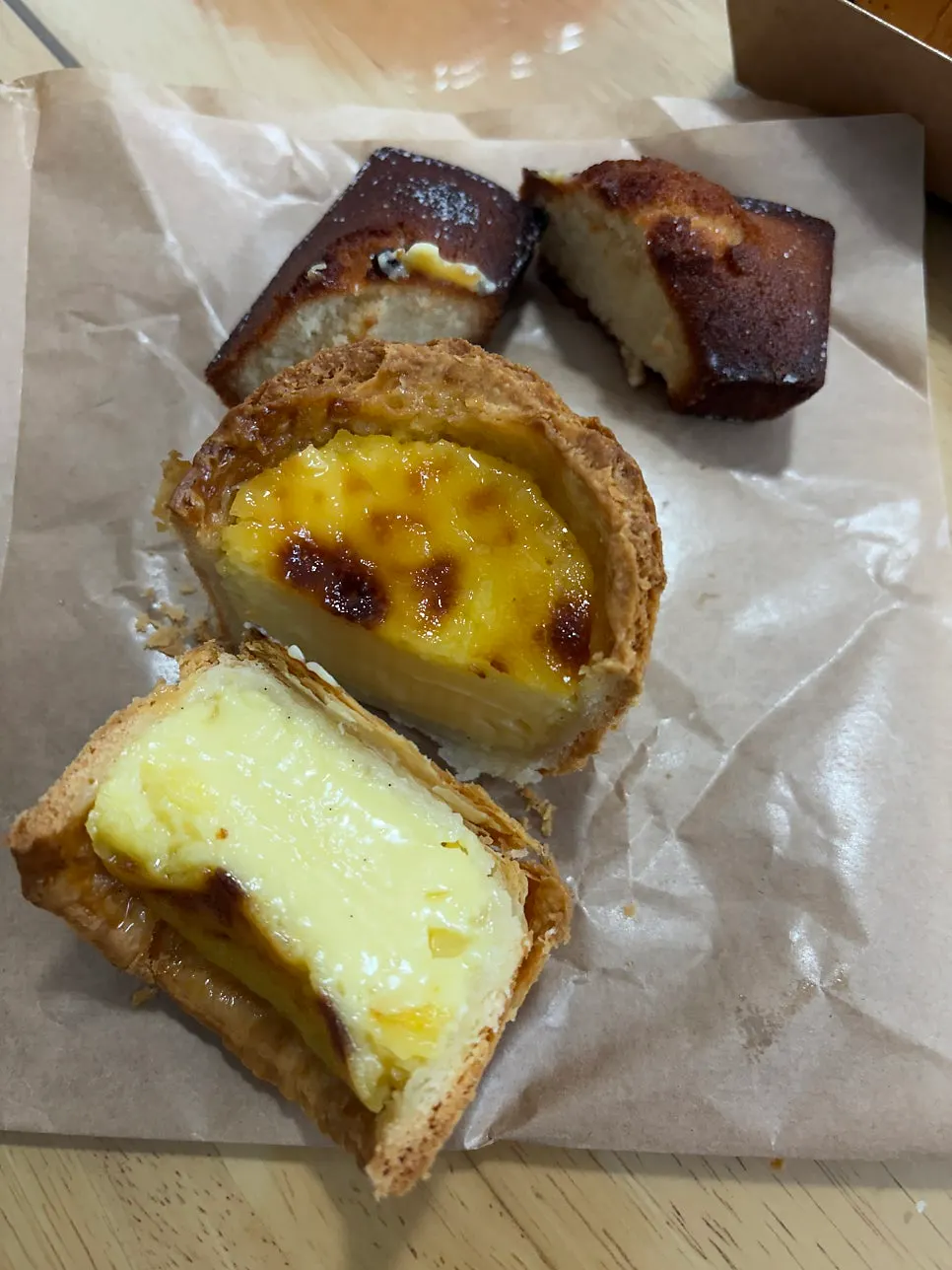 과일망에 포장된 왁뿌소금빵 생복숭아요거트