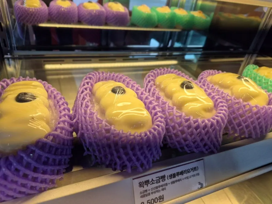 테이블에 펼쳐 놓은 바이웨이 베이커스 디저트