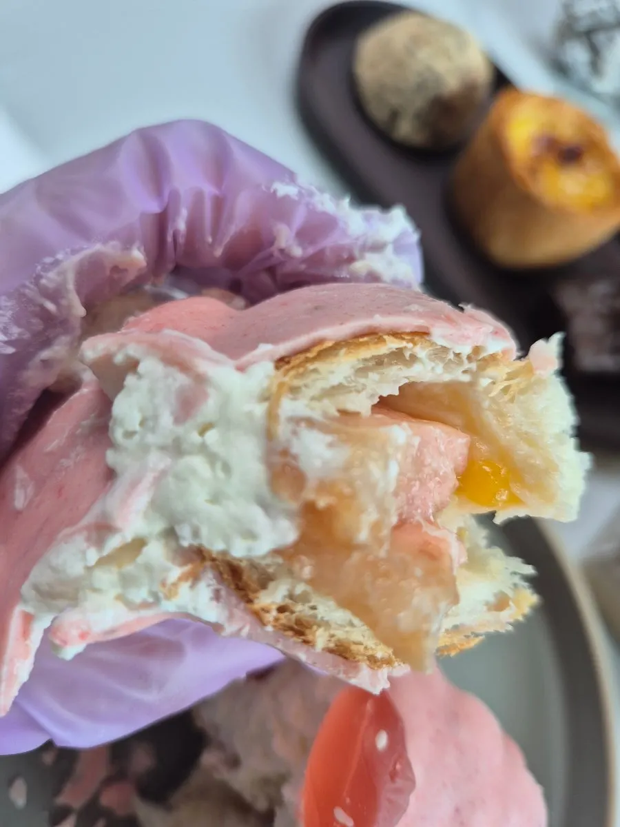 복숭아요거트 왁뿌소금빵 단면과 백도복숭아