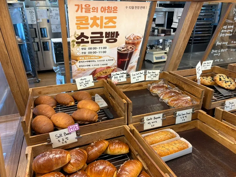 베이커리 매장 진열대 전경