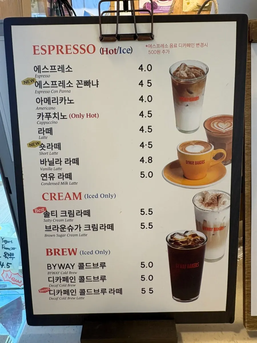 타르트와 디저트가 놓인 쇼케이스