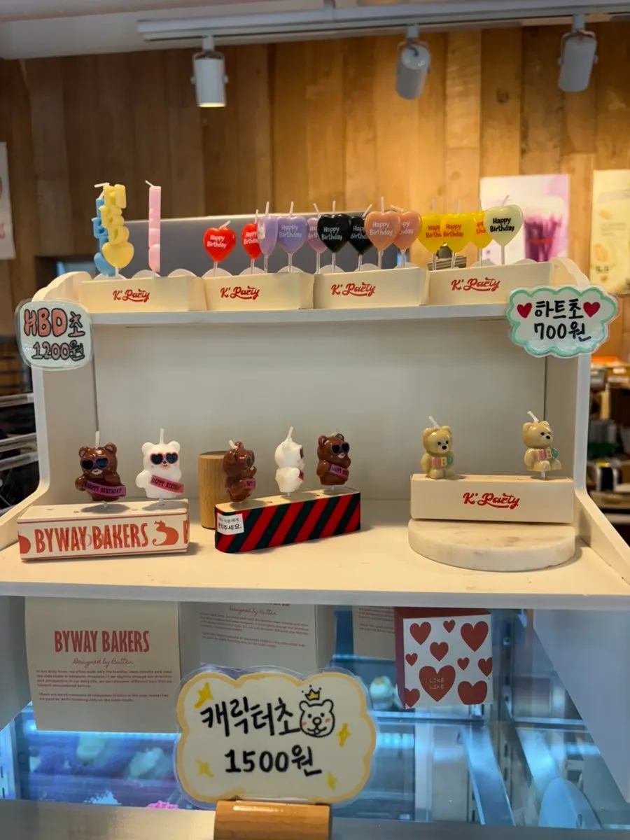 테이블에 놓인 디저트 세팅